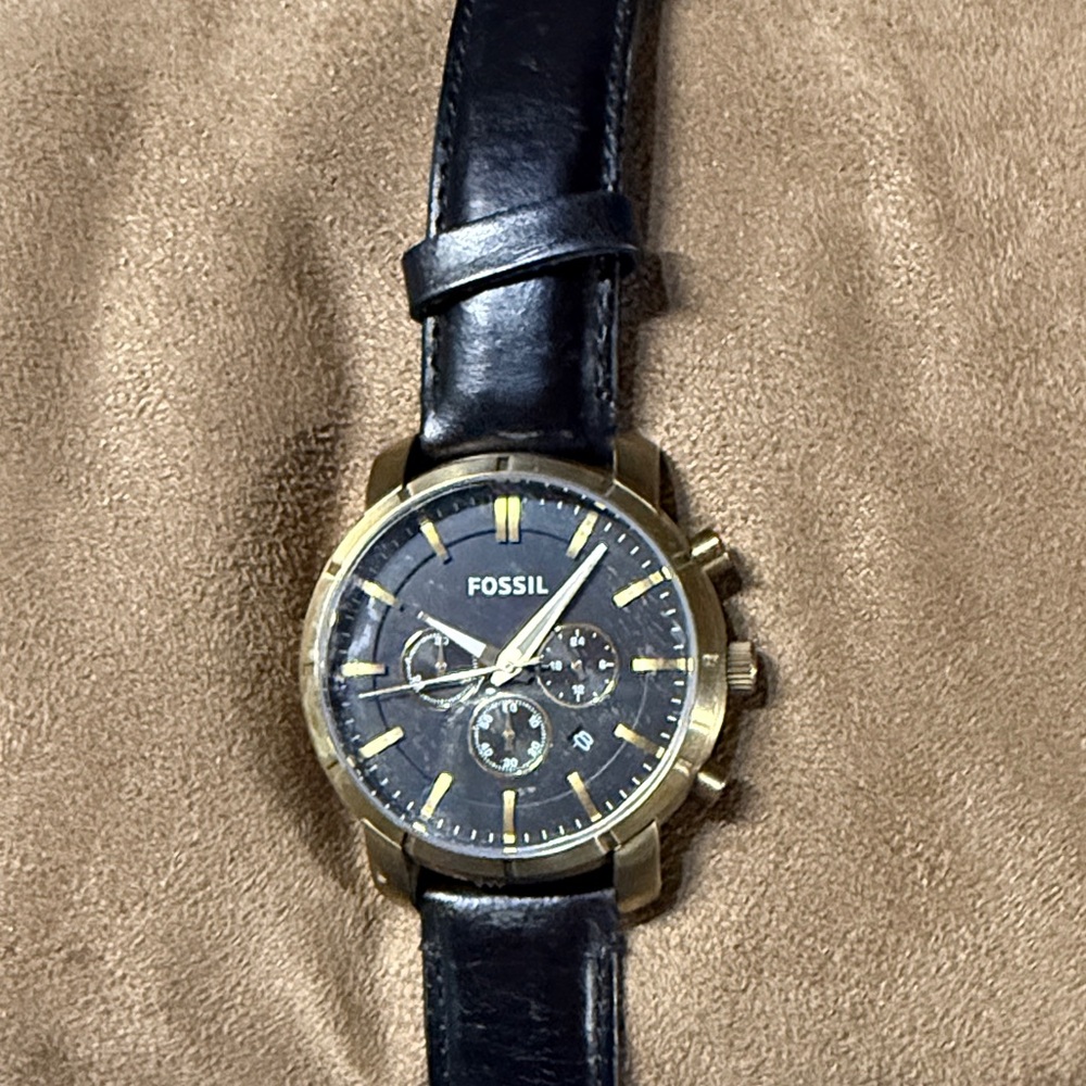 Fossil Gold and Black Chronograph Watch needs battery